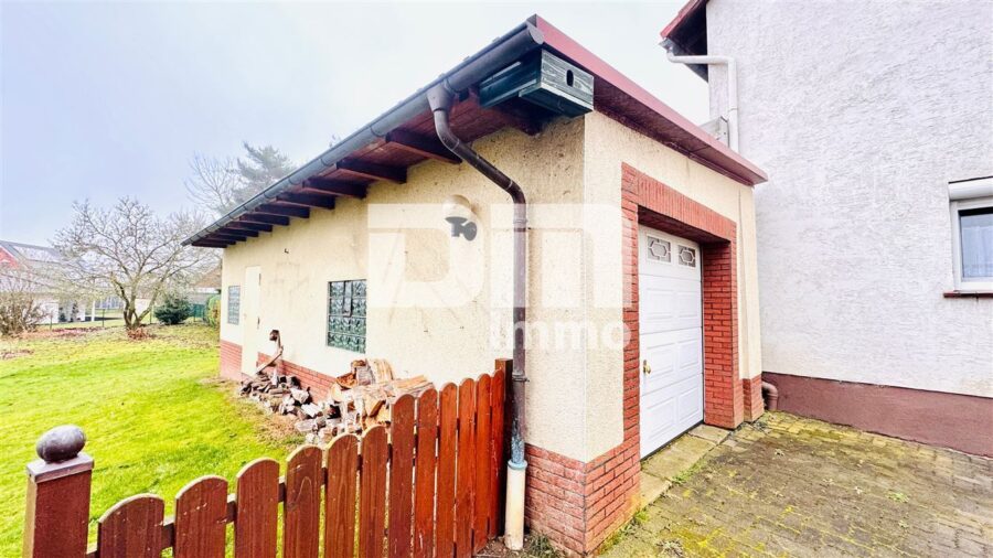 Gepflegtes Ein- bis Zweifamilienhaus + Garage, Terrasse und Balkon auf großem Grundstück - Garage / Geräteanbau